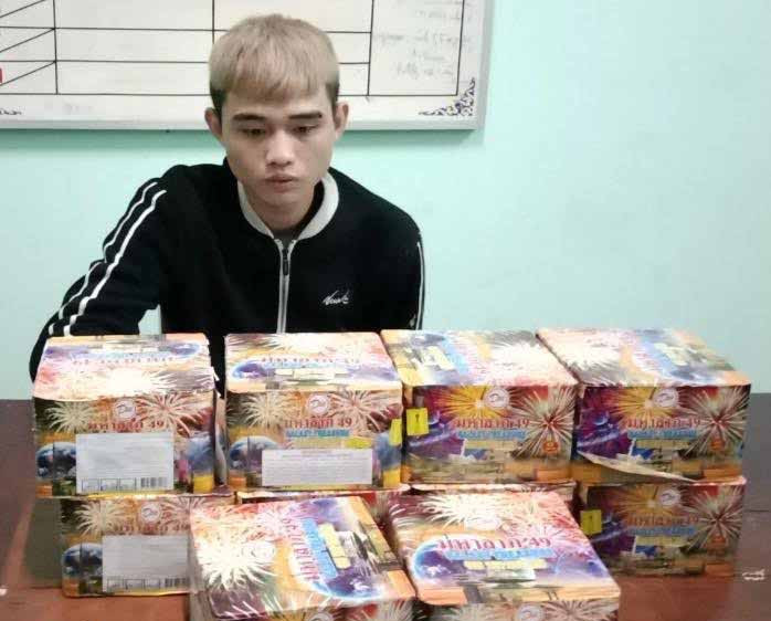 Đối tượng Vỹ cùng 10 hộp pháo hoa. Ảnh: Văn Ngọc 