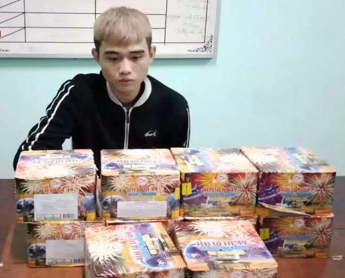 Đối tượng Vỹ cùng 10 hộp pháo hoa. Ảnh: Văn Ngọc 