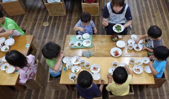 Trẻ em ăn trưa tại một trường mẫu giáo ở phía nam thủ đô Tokyo, Nhật Bản - Ảnh: AFP Trẻ em ăn trưa tại một trường mẫu giáo ở phía nam thủ đô Tokyo, Nhật Bản - Ảnh: AFP