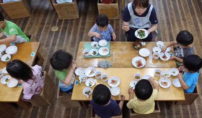  Trẻ em ăn trưa tại một trường mẫu giáo ở phía nam thủ đô Tokyo, Nhật Bản - Ảnh: AFP