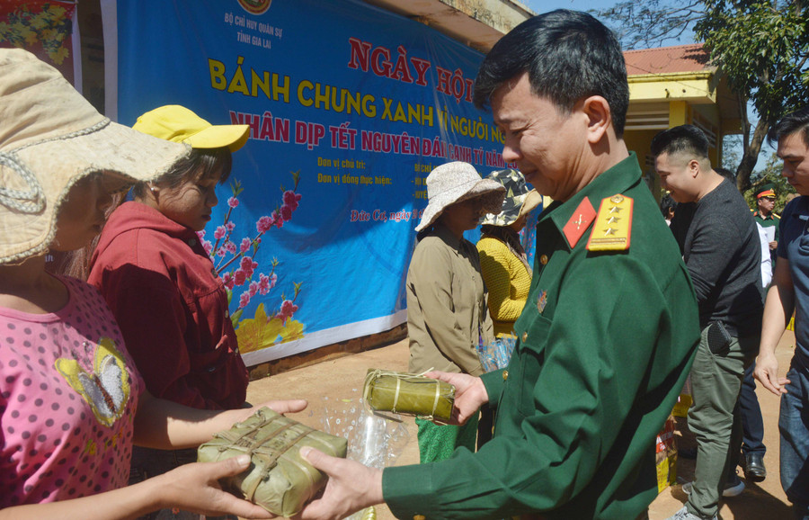 Tặng bánh chưng xanh cho các hộ tại làng Ngo Rông. Ảnh: Anh Huy Tặng bánh chưng cho các hộ tại lang Ngo Rông. Ảnh: Anh Huy