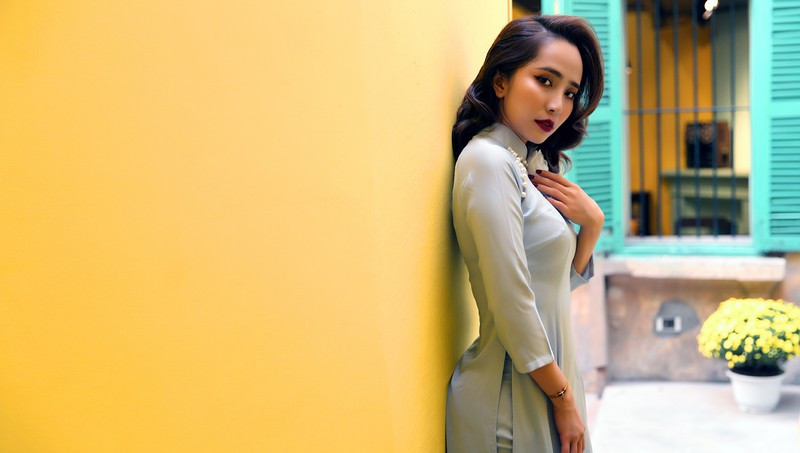 Nữ diễn viên Quỳnh Nga làm mẫu cho bộ sưu tập áo dài Tết mới của NTK Cao Minh Tiến.