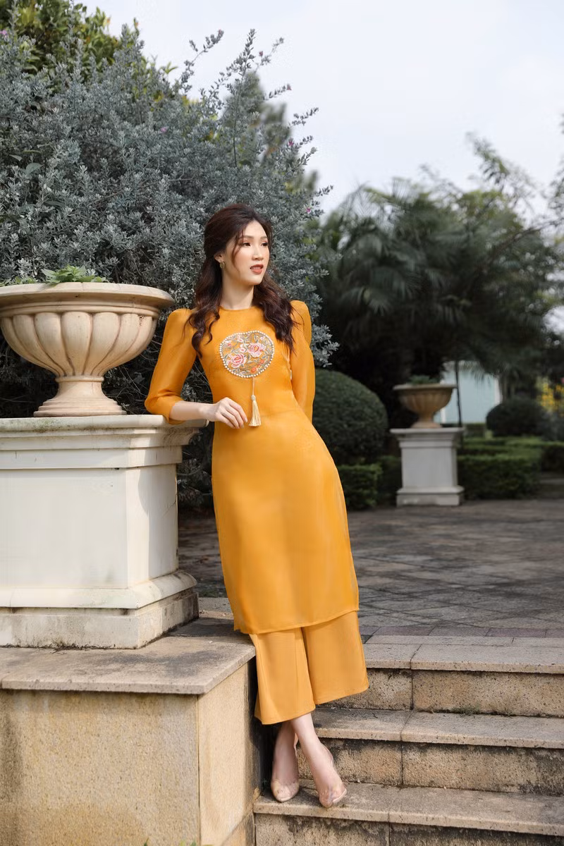 Năm 2018, cô được ông xã, bạn bè động viên tham gia Hoa hậu Áo dài và may mắn giành vương miện. 