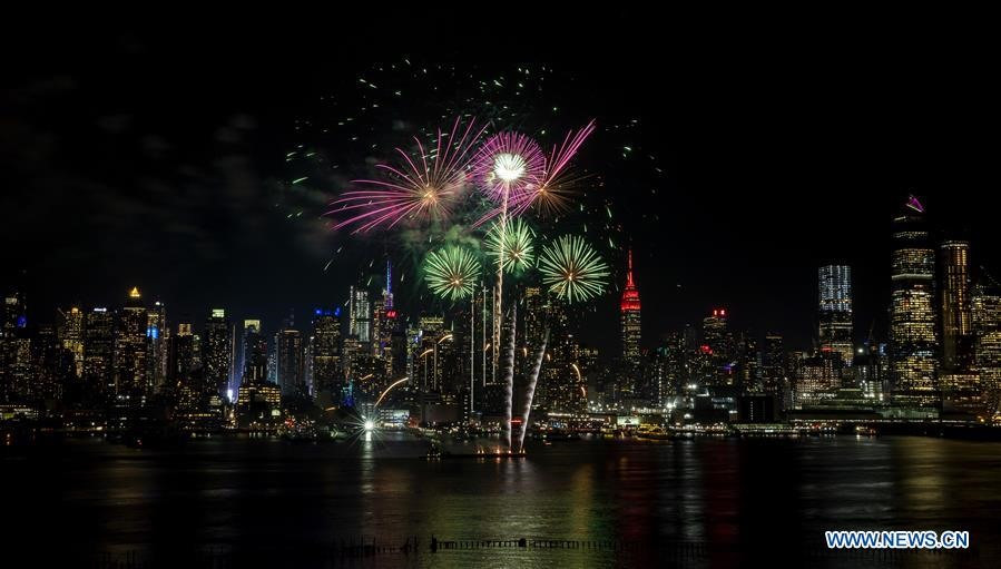  Để chào đón Tết Nguyên đán, màn pháo hoa bên sông Hudson được bắn từ ngày 23.1.2020. Ảnh: Xinhua