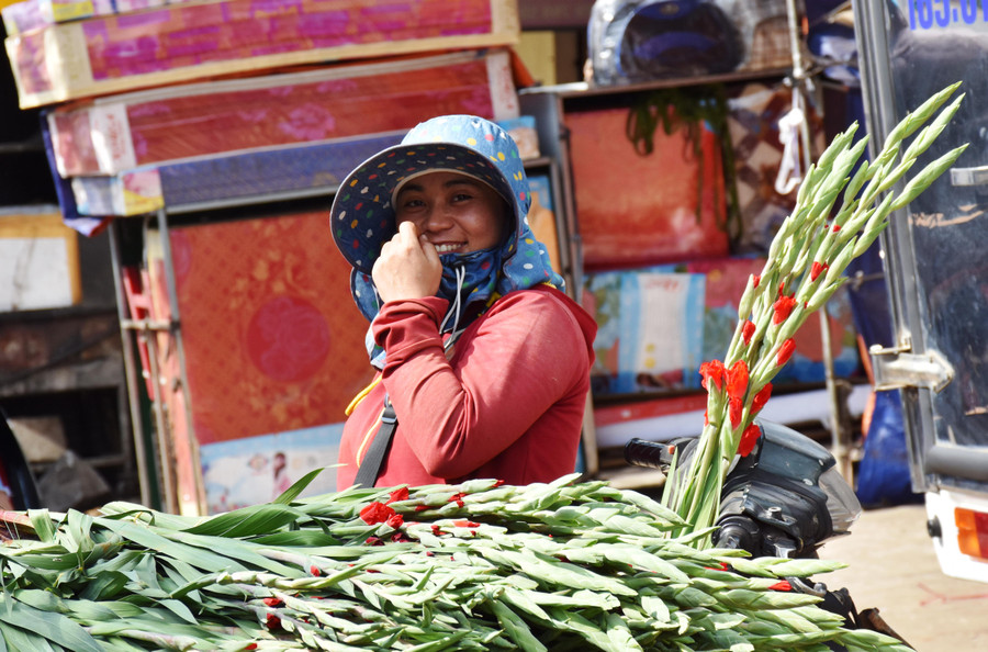 Nụ cười thân thiện của người bán trong phiên chợ đầu năm. Ảnh: Trần Dung