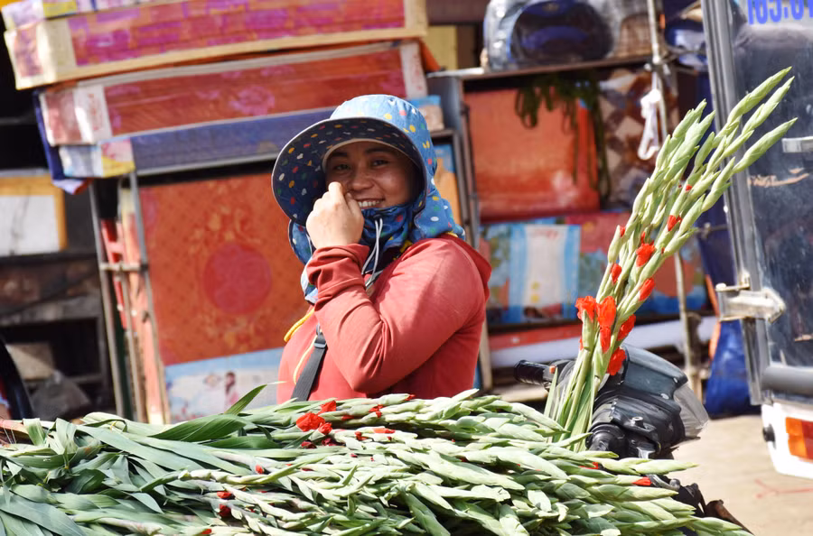 Nụ cười thân thiện của người bán trong phiên chợ đầu năm. Ảnh: Trần Dung
