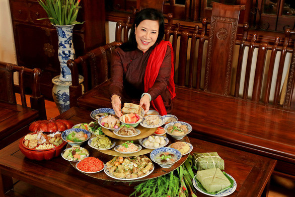 Nghệ nhân ẩm thực Hồ Thị Hoàng Anh giới thiệu mâm cỗ miền Bắc - Ảnh: NVCC