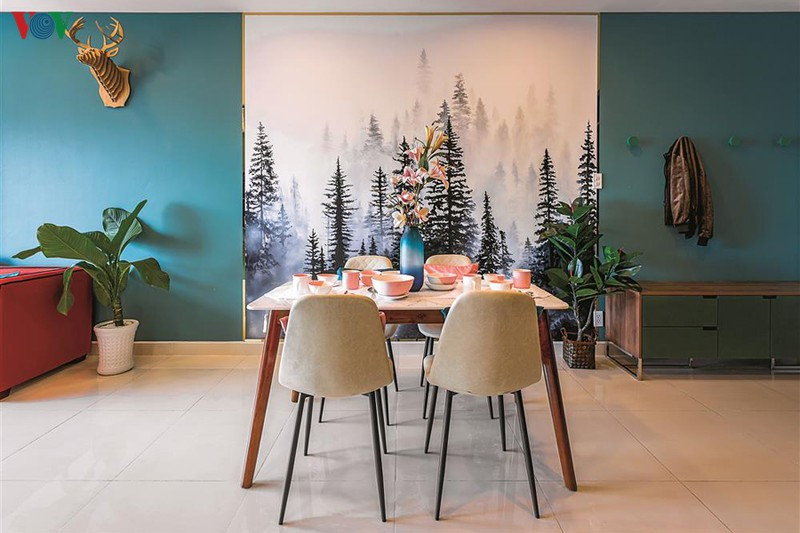  Chiếc bàn ăn với chân gỗ đơn giản điểm tô thêm bình hoa, chậu cây xanh, tạo cảm giác thoải mái và ấn tượng như một bữa tiệc nhỏ giữa khu rừng thông tươi tốt.