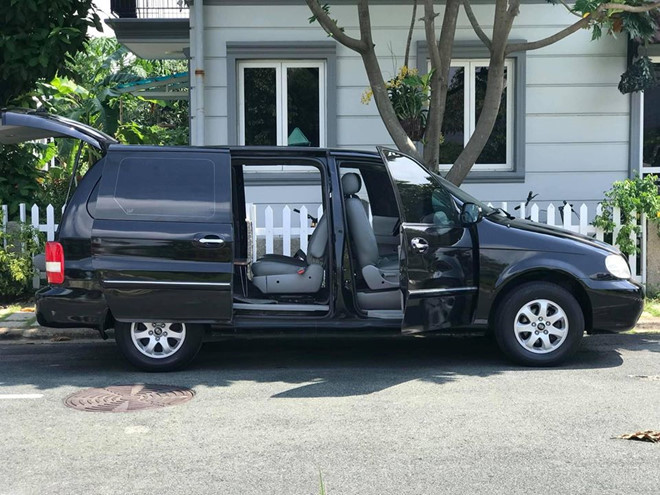 Xe sử dụng cửa trượt 2 bên như Kia Sedona nên rất tiện dụng khi ra vào
