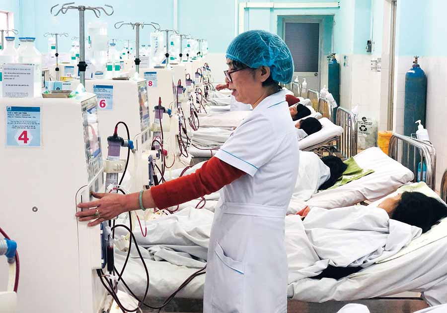  Chạy thận nhân tạo cho bệnh nhân.