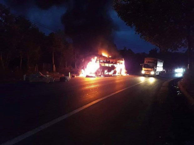 Ngọn lửa bùng phát, bao trùm toàn bộ chiếc xe. (Nguồn: baolamdong.vn)