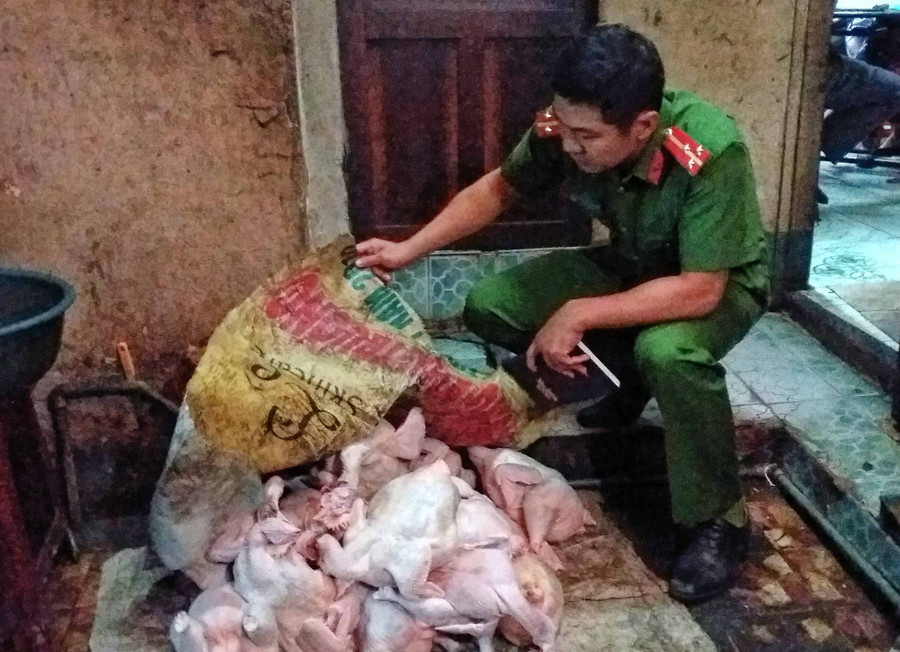 Thực phẩm để trên nền đất ngay cạnh nhà vệ sinh tại hộ kinh doanh Nguyễn Văn Tuấn-15 Nguyễn Thái Học, phường Hội Thương, TP.Pleiku. Ảnh: Như Ý