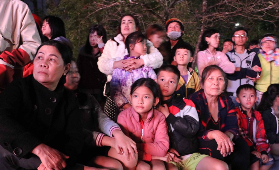 Bà Nguyễn Thị Tâm (tổ 2, phường Tây Sơn, thị xã An Khê) cùng các cháu ngoại chăm chú xem các tiệt mục văn nghệ. Ảnh Ngọc Minh. Ảnh: Ngọc 