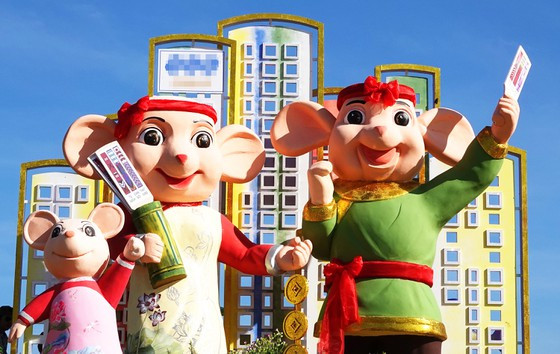 Theo Sở VH-TT tỉnh Bình Định, biểu tượng linh vật chuột bố và chuột mẹ có chiều cao hơn 3m, biểu cảm gương mặt phúc hậu, viên mãn, hóa thân trong vai anh, chị Hiệu (nhân vật trong loại hình văn nghệ dân gian bài chòi) ôm ống thẻ và giơ cao thẻ bài chòi… Theo Sở VH-TT tỉnh Bình Định, biểu tượng linh vật chuột bố và chuột mẹ có chiều cao hơn 3m, biểu cảm gương mặt phúc hậu, viên mãn, hóa thân trong vai anh, chị Hiệu (nhân vật trong loại hình văn nghệ dân gian bài chòi) ôm ống thẻ và giơ cao thẻ bài chòi…