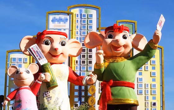 Theo Sở VH-TT tỉnh Bình Định, biểu tượng linh vật chuột bố và chuột mẹ có chiều cao hơn 3m, biểu cảm gương mặt phúc hậu, viên mãn, hóa thân trong vai anh, chị Hiệu (nhân vật trong loại hình văn nghệ dân gian bài chòi) ôm ống thẻ và giơ cao thẻ bài chòi…