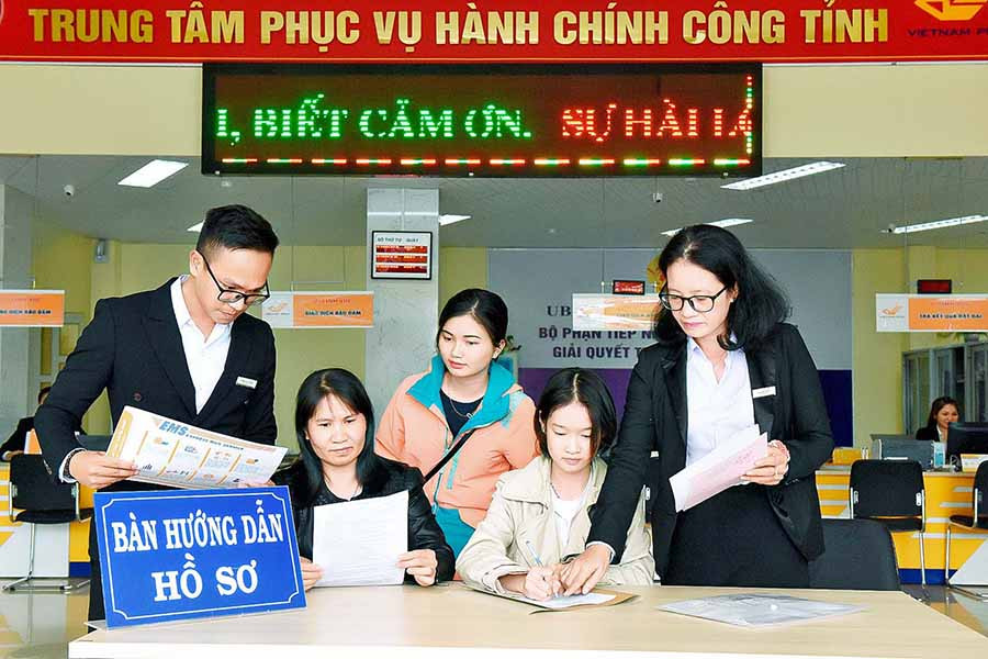 Cán bộ, công chức Trung tâm phục vụ hành chính công tỉnh hướng dẫn người dân làm thủ tục hành chính trong ngày mùng 6 Tết. Ảnh: Đức Thụy Cán bộ, công chức Trung tâm phục vụ hành chính công tỉnh hướng dẫn người dân làm thủ tục hành chính trong ngày mùng 6 Tết. Ảnh: Đức Thụy