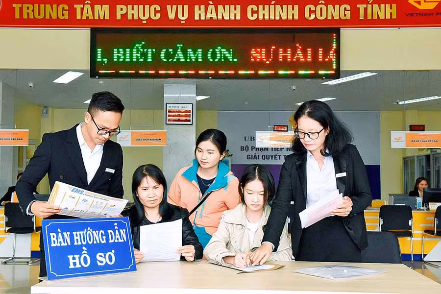 Cán bộ, công chức Trung tâm phục vụ hành chính công tỉnh hướng dẫn người dân làm thủ tục hành chính trong ngày mùng 6 Tết. Ảnh: Đức Thụy