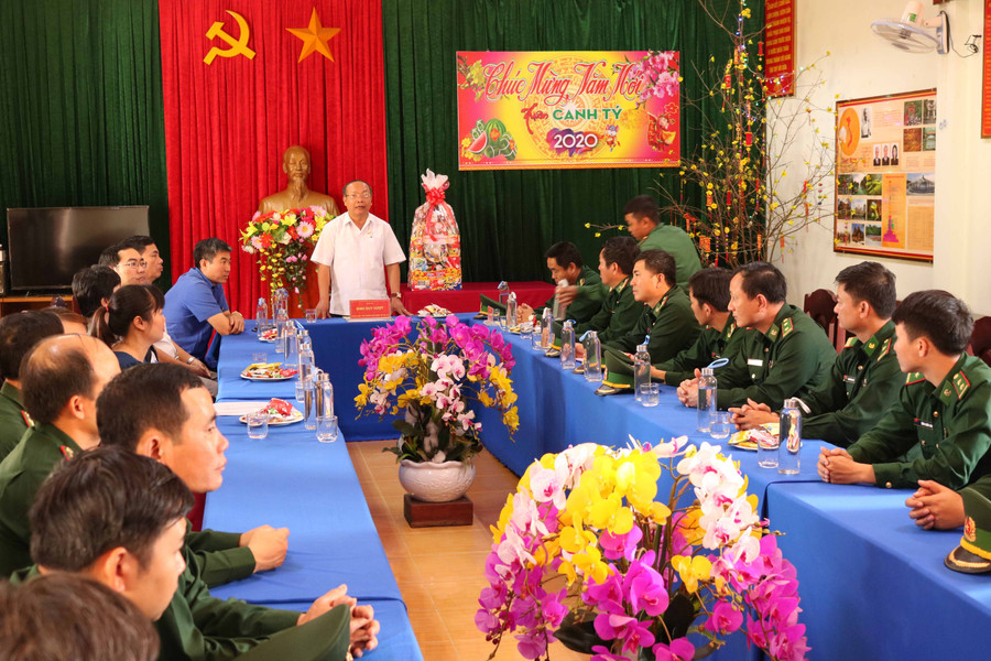Phó Trưởng đoàn ĐBQH tỉnh Đinh Duy Vượt thăm, chúc Tết cán bộ, chiến sĩ Đồn Biên phòng Ia Púch. Ảnh: Ngọc Sang