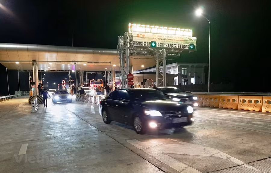  Tuyến đường cao tốc Bắc Giang-Lạng Sơn đã chính thức được thông xe và đưa vào khai thác vận hành miễn phí trong dịp Tết Canh Tý. (Ảnh: Việt Hùng/Vietnam+)