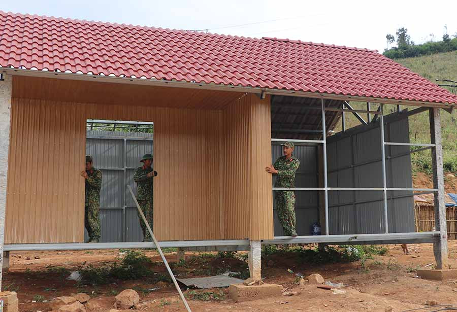  Lực lượng quân đội dựng nhà mới cho người dân làng Hà Đừng 1 (xã Đak Rong). Ảnh: N.M