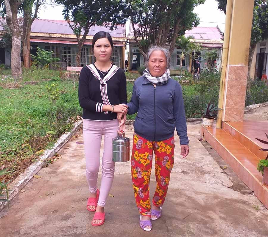  Công việc hiện tại của chị Rơ Châm Thuyên là chăm sóc các cụ già. Ảnh: P.D