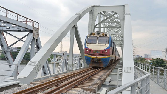  Cầu xe lửa Bình Lợi mới (TPHCM) có độ tĩnh không cao để tàu bè qua lại dễ dàng hơn. Ảnh: Nguyễn Nhân