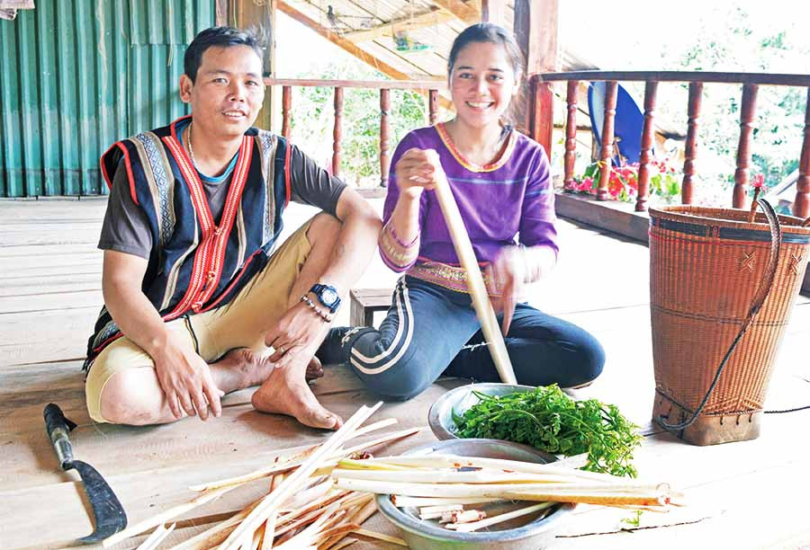 Vợ chồng anh Yung sơ chế đọt mây rừng để chuẩn bị chế biến. Ảnh: Đ.Y Vợ chồng anh Yung sơ chế đọt mây rừng để chuẩn bị chế biến. Ảnh: Đ.Y