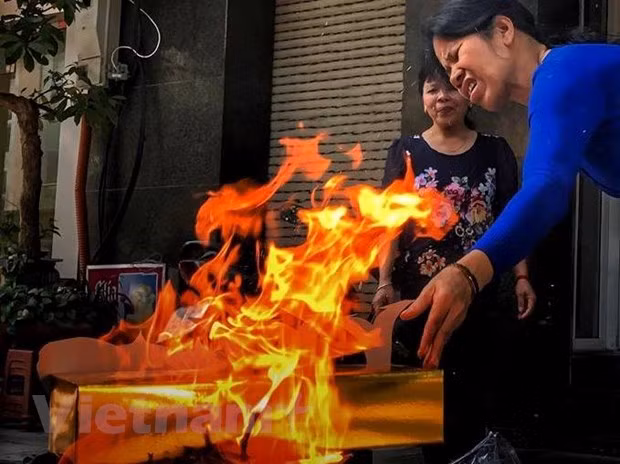  Giáo hội Phật giáo Việt Nam đề nghị người dân không đốt vàng mã. (Ảnh: PV/Vietnam+)