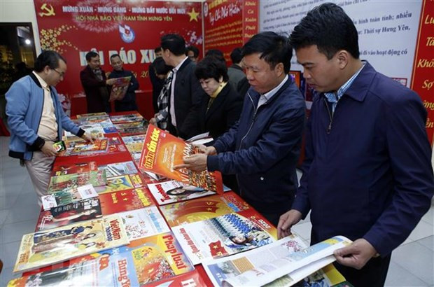 Đông đảo người dân xem các tác phẩm tại Hội báo Xuân Canh Tý 2020.