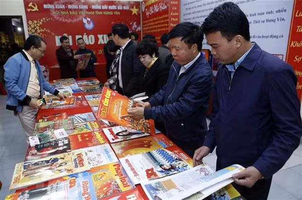 Đông đảo người dân xem các tác phẩm tại Hội báo Xuân Canh Tý 2020.