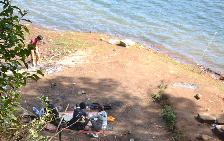  Một nhóm người ngồi trên chiếu cói ca hát, vừa nấu nướng, vừa ăn nhậu tại khu vực Biển Hồ A. Ảnh: H.C