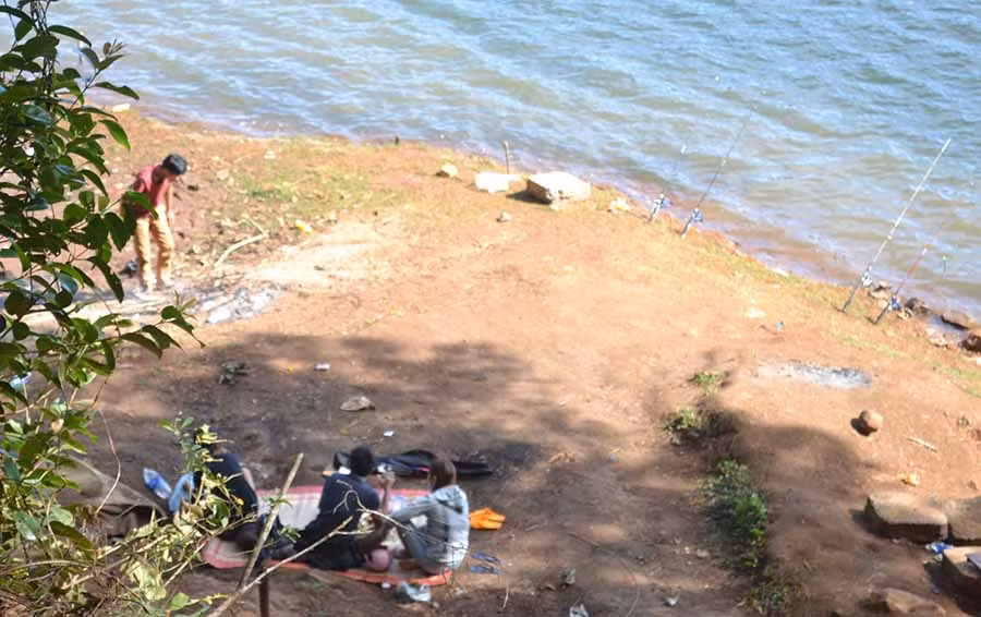  Một nhóm người ngồi trên chiếu cói ca hát, vừa nấu nướng, vừa ăn nhậu tại khu vực Biển Hồ A. Ảnh: H.C