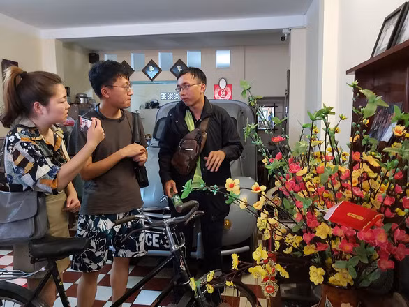 Khách du lịch Trung Quốc tại một điểm tham quan ở TP.HCM trong dịp Tết Nguyên đán - Ảnh: N.BÌNH