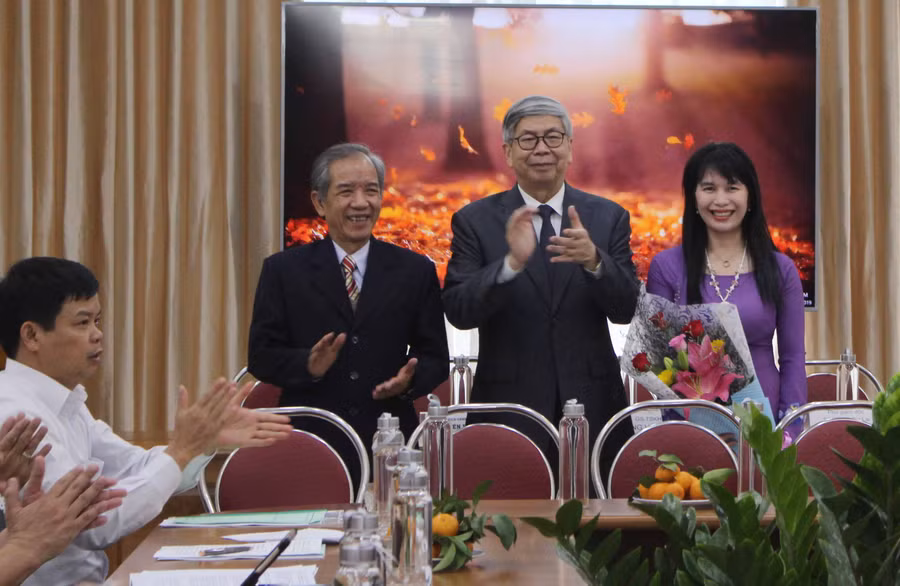 Giáo sư, Tiến sĩ khoa học Đặng Vũ Minh (ở giữa)-Chủ tịch Liên hiệp các Hội khoa học-kỹ thuật Việt Nam tặng hoa chúc mừng lãnh đạo Viện Nghiên cứu Sức khỏe và Phát triển Giáo dục Tây Nguyên. Ảnh: Phan Lài