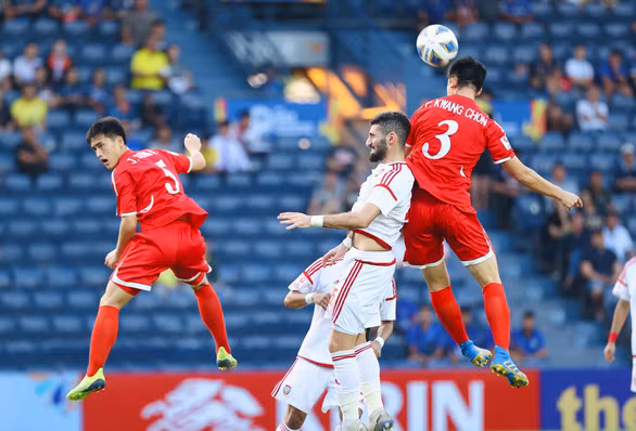 U23 Triều Tiên (áo đỏ) trở thành đội bóng đầu tiên tại bảng D bị loại sau khi để thua U23 UAE - Ảnh: NGUYỄN KHÁNH