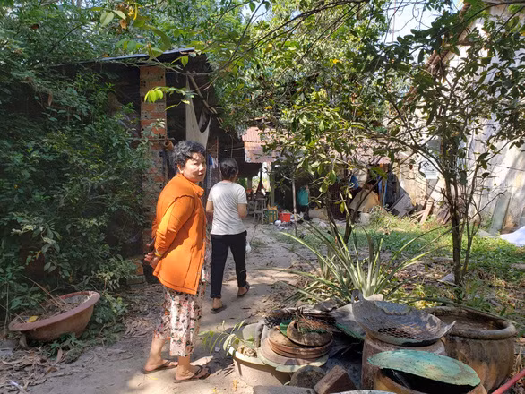  Bà Cao Thị Cẩm Vân bên căn nhà phát hiện 7 bộ xương người ngày 9-1 - Ảnh: PHƯỚC TUẦN