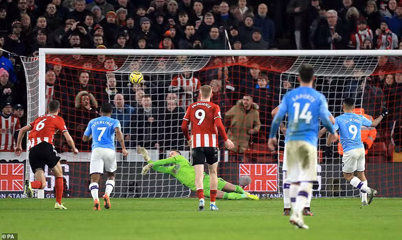  Pha sút penalty không thành công của Jesus (9, xanh) - Ảnh: PA