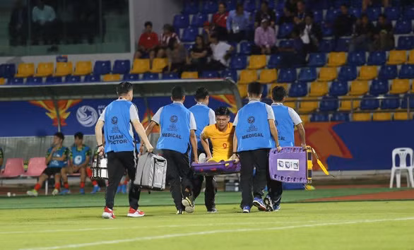 Tiền đạo Zhang Yuning bị chấn thương rời sân ở phút 43, một tổn thất lớn cho U23 Trung Quốc - Ảnh: ĐỨC KHUÊ