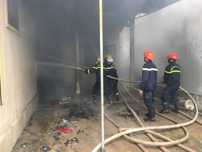 Lực lượng chức năng tiến hành dập lửa.