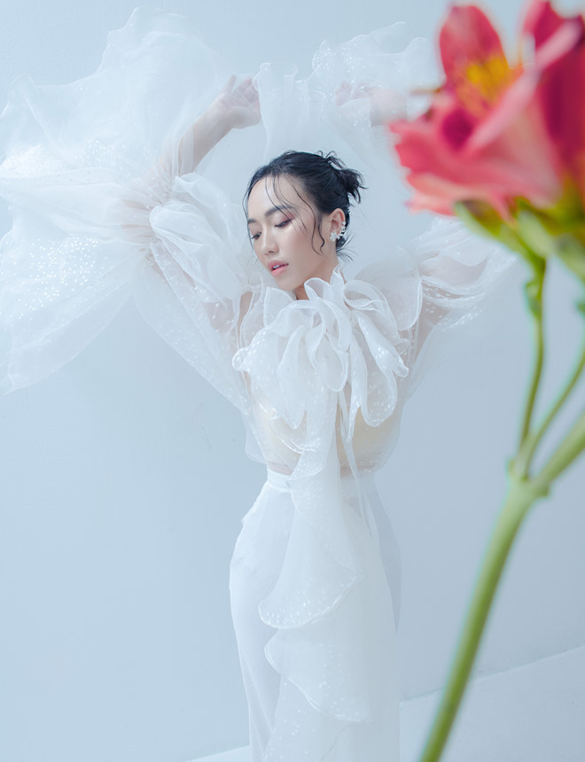  Điểm nhấn của lối trang điểm là phần tóc mai được làm ướt, uốn xoăn trước trán, tô điểm gương mặt thêm duyên dáng. Mốt tóc ướt rất được giới sao trong và ngoài nước lăng xê những năm gần đây. Kết hợp lối trang điểm nhẹ nhàng cùng phụ kiện như hoa tai càng nhấn nhá cho biểu cảm “lả lơi” của nữ diễn viên 9X - Ảnh: Trí Nghĩa