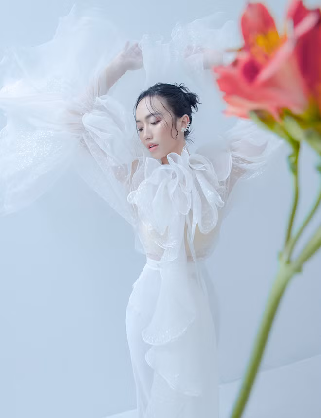  Điểm nhấn của lối trang điểm là phần tóc mai được làm ướt, uốn xoăn trước trán, tô điểm gương mặt thêm duyên dáng. Mốt tóc ướt rất được giới sao trong và ngoài nước lăng xê những năm gần đây. Kết hợp lối trang điểm nhẹ nhàng cùng phụ kiện như hoa tai càng nhấn nhá cho biểu cảm “lả lơi” của nữ diễn viên 9X - Ảnh: Trí Nghĩa