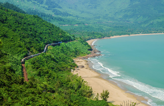 Bãi biển Lăng Cô ở Huế. Ảnh chụp màn hình World Travel