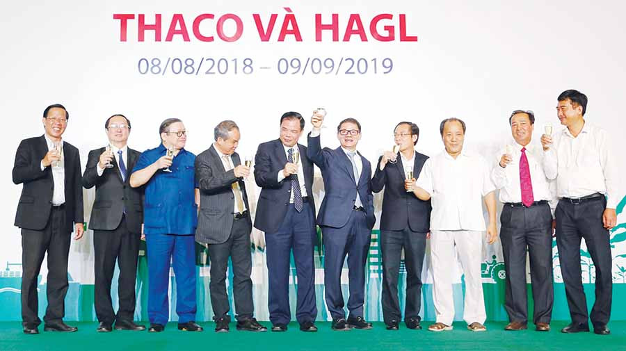 Các đại biểu nâng ly chúc mừng kỷ niệm hợp tác chiến lược THACO và HAGL. Ảnh: internet