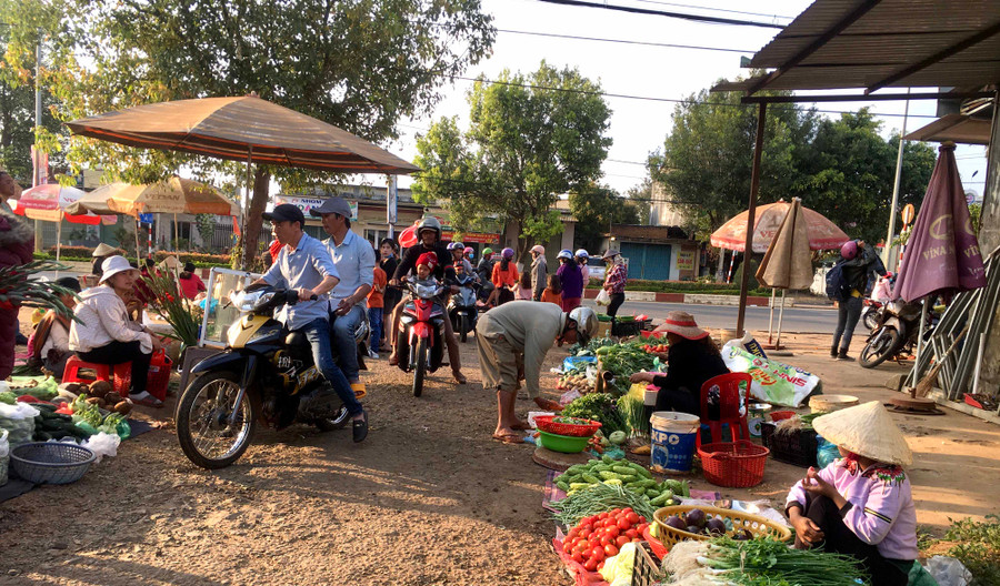 Chợ chiều hẻm 626 Lê Duẩn đã đông đúc người mua, người bán chiều ngày mùng 2 Tết. Ảnh: Lê Hòa