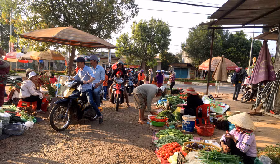 Chợ chiều hẻm 626 Lê Duẩn đã đông đúc người mua, người bán chiều ngày mùng 2 Tết. Ảnh: Lê Hòa