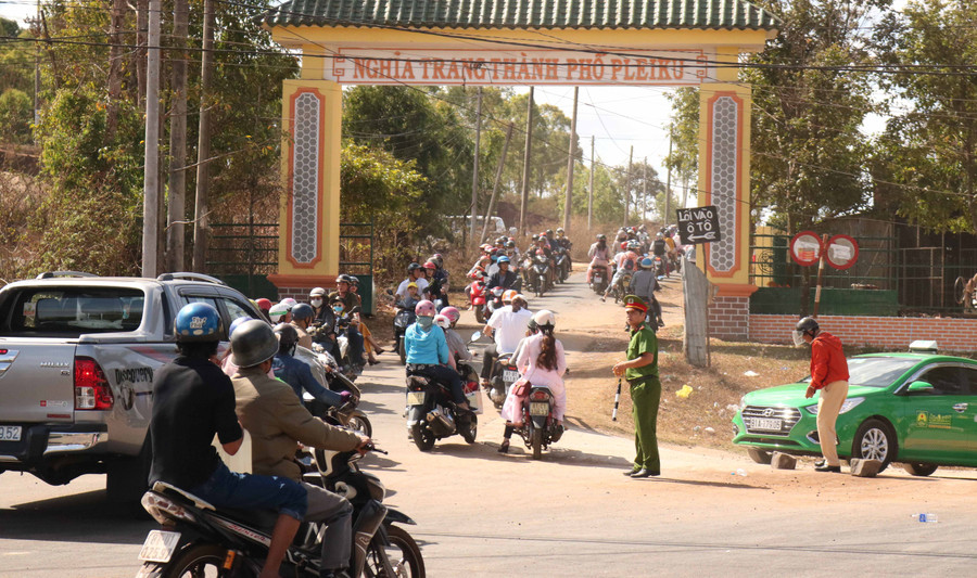 Nhiều gia đình đổ về các nghĩa trang để viếng mộ, thắp hương cho người thân đã mất. Ảnh: Ngọc Sang