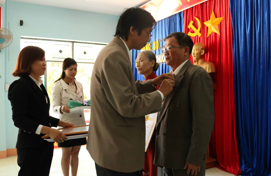 Lãnh đạo TP. Pleiku trao Huy hiệu 50 năm tuổi Đảng cho các đảng viên. Ảnh: Ngọc Sang Lãnh đạo TP. Pleiku trao Huy hiệu 50 năm tuổi Đảng cho các đảng viên. Ảnh: Ngọc Sang
