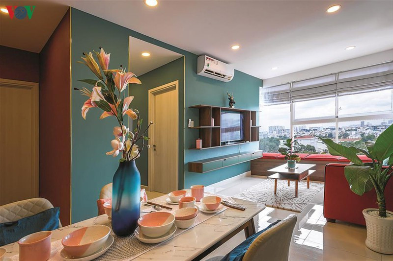 Chất liệu được sử dụng là màu xanh của trời, hay màu xanh của các loại cây lá, cùng những hình ảnh về rừng, thiên nhiên. Chính điều đó đã mang đến một không gian sống khoan khoái, nhẹ nhàng, thoáng dịu.