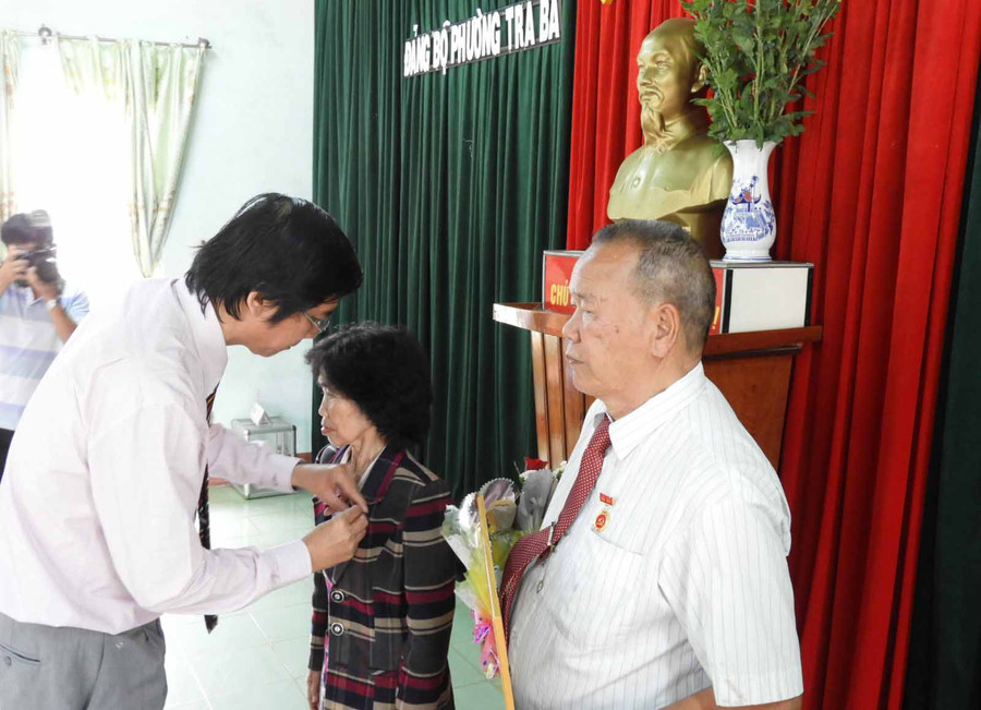 Trao tặng huy hiệu Đảng tại Đảng bộ TP. Pleiku. Ảnh:Thanh Nhật 