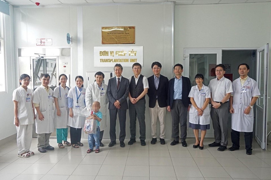 GS.TS Phạm Như Hiệp (thứ 5, trái sang) tặng quà cho bệnh nhi, chụp ảnh lưu niệm cùng của tập thể y bác sĩ. Ảnh: BV cung cấp. GS.TS Phạm Như Hiệp (thứ 5, trái sang) tặng quà cho bệnh nhi, chụp ảnh lưu niệm cùng của tập thể y bác sĩ. Ảnh: BV cung cấp.